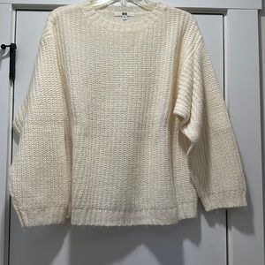Uniqlo women’s sweater, size Medium, cream color, crew neck, loose fit